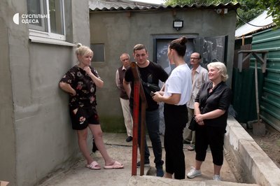 Переселенцям — будинок, самі живуть в гаражі: подружжя з Одеси прихистило людей, які виїхали з окупації Переселенцям — будинок, самі живуть в гаражі: подружжя з Одеси прихистило людей, які виїхали з окупації