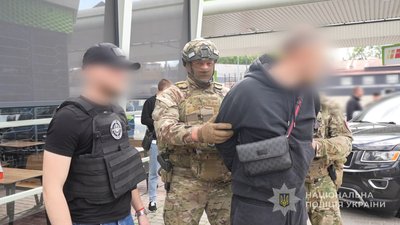 "Рішення" за 6 тисяч доларів: на Одещині затримали чоловіка за підозрою у зловживанні впливом "Рішення" за 6 тисяч доларів: на Одещині затримали чоловіка за підозрою у зловживанні впливом