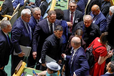 Президент України Володимир Зеленський (в центрі) з членами української делегації на відкритті 80-ї сесії Генеральної Асамблеї ООН у штаб-квартирі організації в Нью-Йорку, США, 23 вересня 2025 року Президент України Володимир Зеленський (в центрі) з членами української делегації на відкритті 80-ї сесії Генеральної Асамблеї ООН у штаб-квартирі організації в Нью-Йорку, США, 23 вересня 2025 року