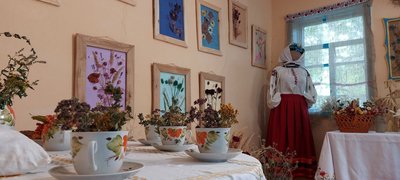 "Аромати з дитинства": на Черкащині облаштували будинок з картинами із сухоцвітів "Аромати з дитинства": на Черкащині облаштували будинок з картинами із сухоцвітів