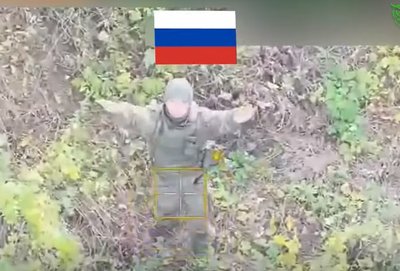 Російський військовий здався в полон під супроводом українського дрона з гучномовцем Російський військовий здався в полон під супроводом українського дрона з гучномовцем