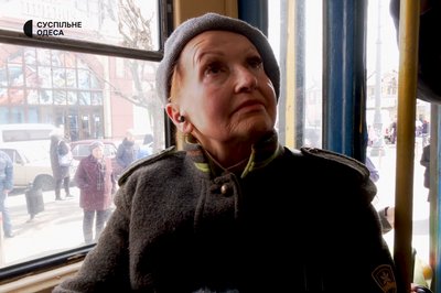"Шовкова хустка і прикраси": що одягають цього сезону одеситки літнього віку "Шовкова хустка і прикраси": що одягають цього сезону одеситки літнього віку