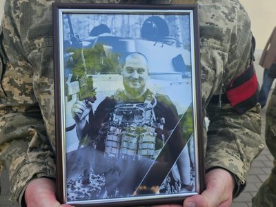 У Полтаві попрощалися із двома воїнами, які загинули обороняючи Україну У Полтаві попрощалися із двома воїнами, які загинули обороняючи Україну