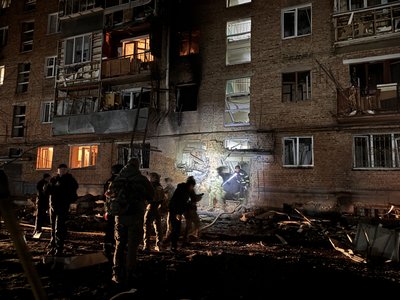 Армія РФ вдарила по багатоповерхівці у Сумах, зайнялась пожежа, є постраждалі люди Армія РФ вдарила по багатоповерхівці у Сумах, зайнялась пожежа, є постраждалі люди