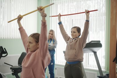 Діти на занятті з лікувальної фізкультури в інклюзивно-ресурсному центрі на Салтівці, лютий 2026 року Діти на занятті з лікувальної фізкультури в інклюзивно-ресурсному центрі на Салтівці, лютий 2026 року