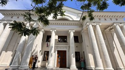 Окупанти у Севастополі зняли фасадну вивіску "Україна" на кінотеатрі Окупанти у Севастополі зняли фасадну вивіску "Україна" на кінотеатрі
