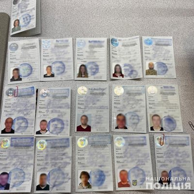 У Харкові поліцейські викрили чоловіка, якого підозрюють в тому, що він за гроші “вирішував питання” з іспитами у сервісному центрі У Харкові поліцейські викрили чоловіка, якого підозрюють в тому, що він за гроші “вирішував питання” з іспитами у сервісному центрі