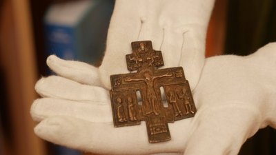 Ікону та старовинний хрест, які намагалися вивезти за кордон, передали музею в Кропивницькому Ікону та старовинний хрест, які намагалися вивезти за кордон, передали музею в Кропивницькому