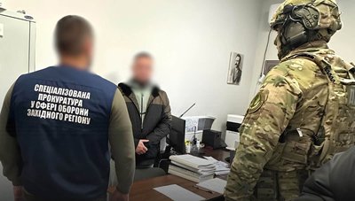 Фото з місця повідомлення про підозру одному з військових ТЦК та правоохоронців Чернівецької області