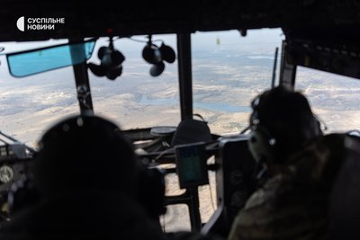 Вид з кабіни пілотів гелікоптера Мі-8 Вид з кабіни пілотів гелікоптера Мі-8