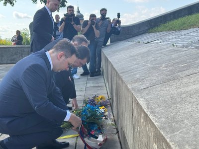 покладання квітів, чехословацькі легіонери покладання квітів, чехословацькі легіонери