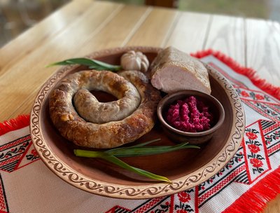 Домашня ковбаса, хрін, шинка для великоднього кошика Домашня ковбаса, хрін, шинка для великоднього кошика