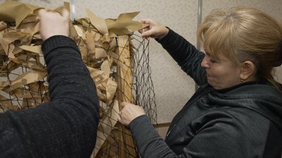 Плетіння сіток на фронт: як волонтери з Вінниччини підтримують українських військових Плетіння сіток на фронт: як волонтери з Вінниччини підтримують українських військових