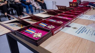 На Черкащині родини загиблих захисників отримали нагороди від Зеленського На Черкащині родини загиблих захисників отримали нагороди від Зеленського