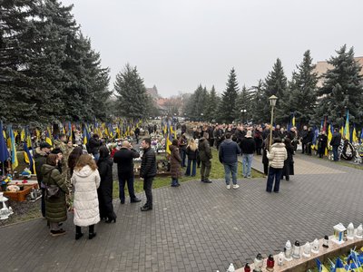 В Ужгороді вшанували пам'ять полеглих військовослужбовців В Ужгороді вшанували пам'ять полеглих військовослужбовців