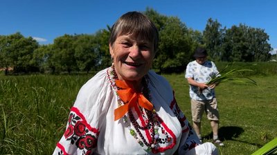 Жителька Кудлаївки, що на Новгород-Сіверщині Чернігівської області, Наталія Сухицька розповідає, які традиції святкування Трійці у них збереглися Жителька Кудлаївки, що на Новгород-Сіверщині Чернігівської області, Наталія Сухицька розповідає, які традиції святкування Трійці у них збереглися