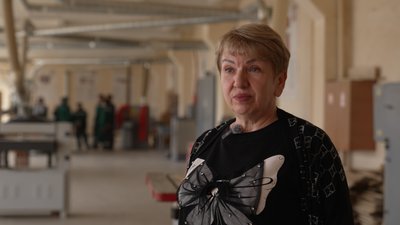 Обробляють деревину та роблять з неї плінтуса: на Чернігівщині жінок навчають на верстатниць з деревообробки Обробляють деревину та роблять з неї плінтуса: на Чернігівщині жінок навчають на верстатниць з деревообробки