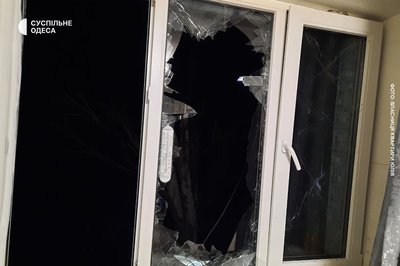 Вибиті шибки та пошкоджені будинки: фото наслідків від російських БпЛА по Одесі Вибиті шибки та пошкоджені будинки: фото наслідків від російських БпЛА по Одесі