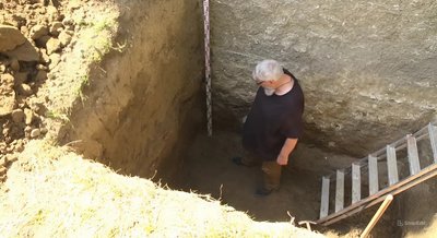 На Хмельниччині під Меджибізьким замком знайшли дитячий скелет і артефакти XVII-XIX століть На Хмельниччині під Меджибізьким замком знайшли дитячий скелет і артефакти XVII-XIX століть