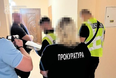 Підробляли водійські посвідчення та техпаспорти: на Хмельниччині викрили підпільне виробництво документів