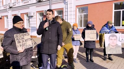 "Не мовчи! Полон вбиває": у Прилуках вперше відбулася акція на підтримку полонених та зниклих безвісти "Не мовчи! Полон вбиває": у Прилуках вперше відбулася акція на підтримку полонених та зниклих безвісти