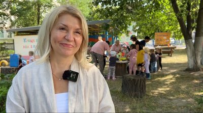 У калюжах та з мокрим піском: як сенсорно розвивають малюків у садку на Рівненщині У калюжах та з мокрим піском: як сенсорно розвивають малюків у садку на Рівненщині