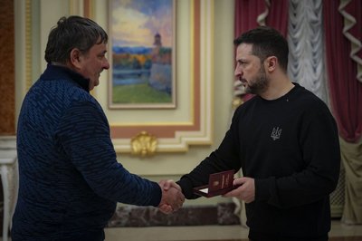 Президент України нагородив двох працівників АТ "Сумиобленерго", які працюють на прикордонні Президент України нагородив двох працівників АТ "Сумиобленерго", які працюють на прикордонні