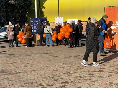 Що було на акції "Червона лавка", яка спрямована на запобігання насильству, у Чернівцях Що було на акції "Червона лавка", яка спрямована на запобігання насильству, у Чернівцях