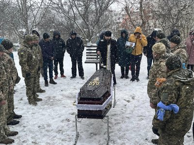 Залишились дружина і двоє дітей: на Одещині простились з мінометником, який загинув в Луганській області Залишились дружина і двоє дітей: на Одещині простились з мінометником, який загинув в Луганській області