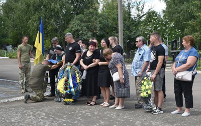 Серце зупинилося передчасно: на Миколаївщині провели в останню путь воїна Серце зупинилося передчасно: на Миколаївщині провели в останню путь воїна