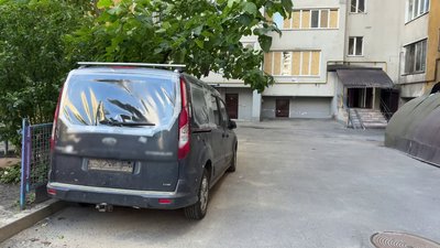 Автівка, пошкоджена унаслідок обстрілу Автівка, пошкоджена унаслідок обстрілу