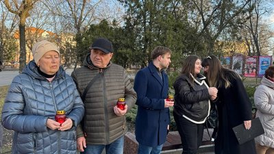 Четверті роковини авіаудару по Маріупольському драмтеатру: у Кропивницькому вшанували загиблих Четверті роковини авіаудару по Маріупольському драмтеатру: у Кропивницькому вшанували загиблих