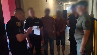"Організовували "сходку" у Петрівській колонії": на Кіровоградщині трьом чоловікам повідомили про підозру "Організовували "сходку" у Петрівській колонії": на Кіровоградщині трьом чоловікам повідомили про підозру