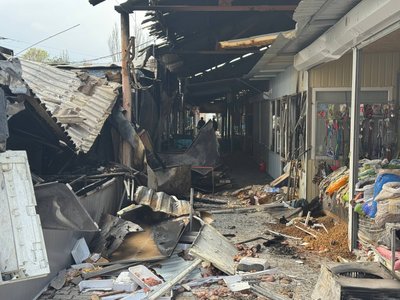 Загиблі та поранені через удар по ринку у Нікополі: що відбувається на місці події Загиблі та поранені через удар по ринку у Нікополі: що відбувається на місці події