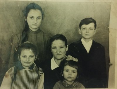 Марія розповіла, що у неї четверо дітей. На фото вона з трьома дочками та сином, фото зроблене у період 1960-70 років Марія розповіла, що у неї четверо дітей. На фото вона з трьома дочками та сином, фото зроблене у період 1960-70 років