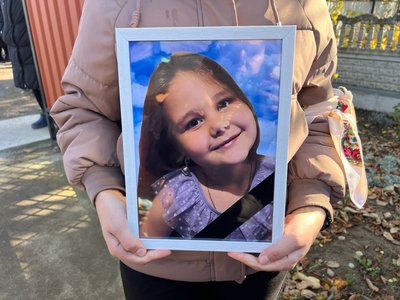 На Вінниччині прощаються із 7-річною Діаною, яка загинула внаслідок російської атаки На Вінниччині прощаються із 7-річною Діаною, яка загинула внаслідок російської атаки