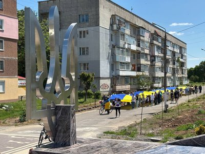 45-метровий стяг, який несли учасники акції до Дня Героїв у Новодністровську 45-метровий стяг, який несли учасники акції до Дня Героїв у Новодністровську