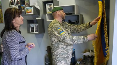 Мати загиблого військового організувала концерт у студії, створеній на його честь Мати загиблого військового організувала концерт у студії, створеній на його честь
