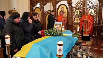У Мукачеві попрощалися із загиблим захисником Юлієм Калі У Мукачеві попрощалися із загиблим захисником Юлієм Калі