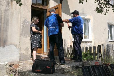 "Двері стирчать, скло полетіло": мешканці Шостки про російську атаку безпілотниками "Двері стирчать, скло полетіло": мешканці Шостки про російську атаку безпілотниками