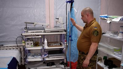 Військовослужбовець 18 Слов'янської бригади НГУ Микола Коваль показує обладнання Донецька область Військовослужбовець 18 Слов'янської бригади НГУ Микола Коваль показує обладнання Донецька область
