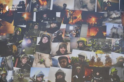 Фото з-під завалів і портрети рятувальників: в Одесі відкрили "Стіну Незламності" Фото з-під завалів і портрети рятувальників: в Одесі відкрили "Стіну Незламності"