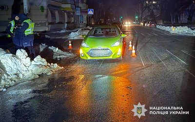 У Кременчуці автомобіль збив підлітка на пішохідному переході У Кременчуці автомобіль збив підлітка на пішохідному переході