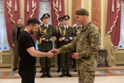 Президент вручив орден "За мужність" ІІ ступеня військовому з Рівненщини Президент вручив орден "За мужність" ІІ ступеня військовому з Рівненщини