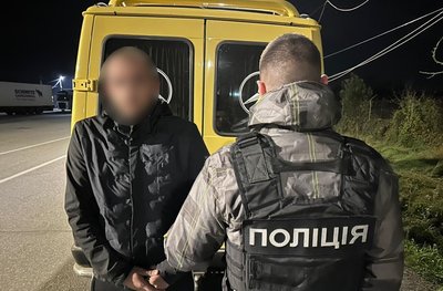Впродовж вихідних на Закарпатті затримали п'ятьох підозрюваних у переправленні чоловіків через кордон Впродовж вихідних на Закарпатті затримали п'ятьох підозрюваних у переправленні чоловіків через кордон
