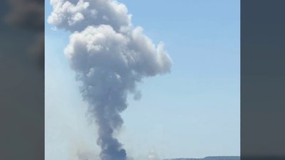 Дим після вибухів на військовому полігоні у Хмельницькій громаді Дим після вибухів на військовому полігоні у Хмельницькій громаді