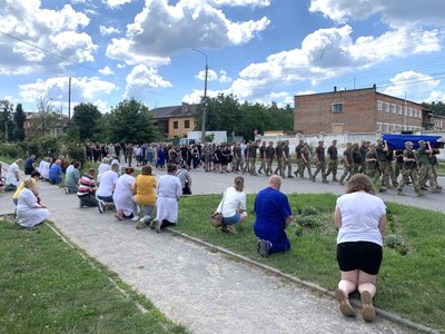 У Славуті на Хмельниччині попрощались із 33-річним захисником Артуром Савчуком У Славуті на Хмельниччині попрощались із 33-річним захисником Артуром Савчуком