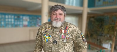 Військові подякували учням і педагогам Житомирської спецшколи, які плетуть сітки для ЗСУ Військові подякували учням і педагогам Житомирської спецшколи, які плетуть сітки для ЗСУ
