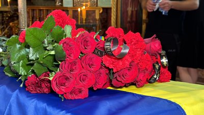 «За рік ні разу не відпустили». У Сумах попрощалися із захисником Валерієм Пінським «За рік ні разу не відпустили». У Сумах попрощалися із захисником Валерієм Пінським