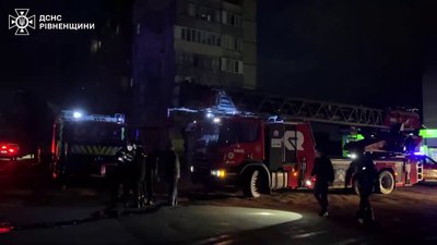 Тіло чоловіка виявили рятувальники під час ліквідації пожежі у Рівному. Ще двох людей госпіталізували Тіло чоловіка виявили рятувальники під час ліквідації пожежі у Рівному. Ще двох людей госпіталізували
